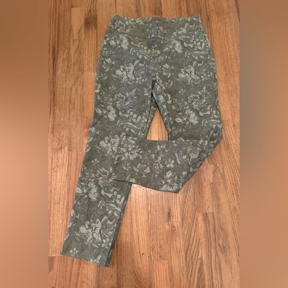 Chico’s olive floral spandex pants, size 1 (8-10) - Picture 1 of 4